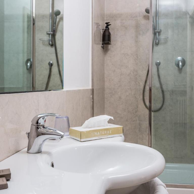 Hotel Luna Riccione e Aqua Spa Only Adults +12 - Queen Room with Two Queen Beds - 6