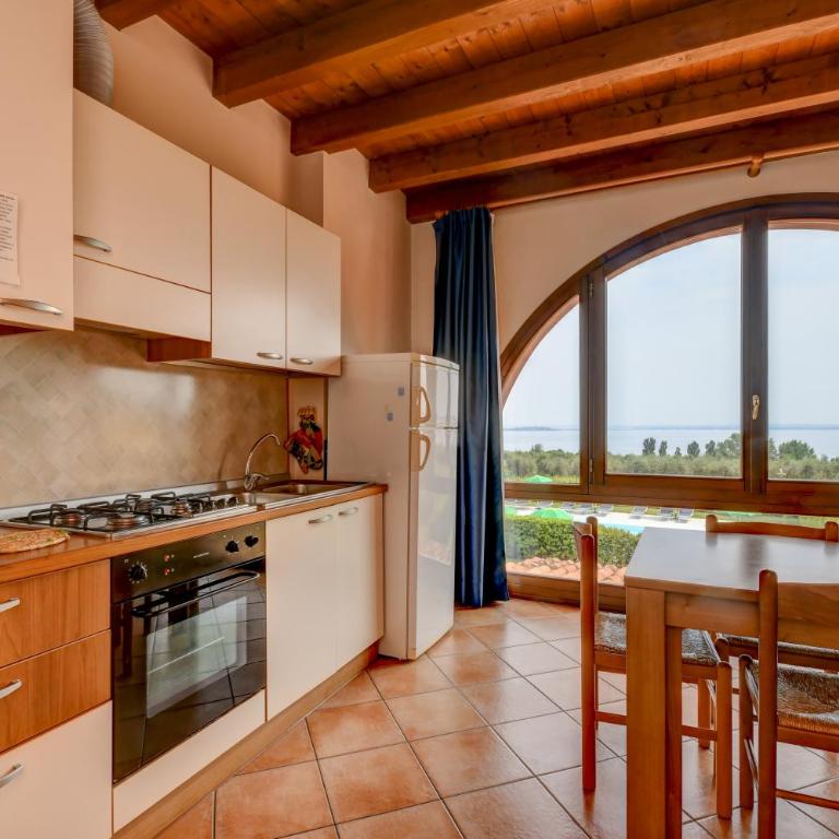 Residence Corte Ferrari -Ciao Vacanze- - Basic Two-Bedroom Apartment with Lake View - 4