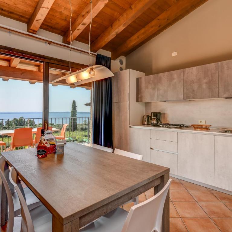 Residence Corte Ferrari -Ciao Vacanze- - Elegance Two-Bedroom Apartment with Balcony and Lake View - 10