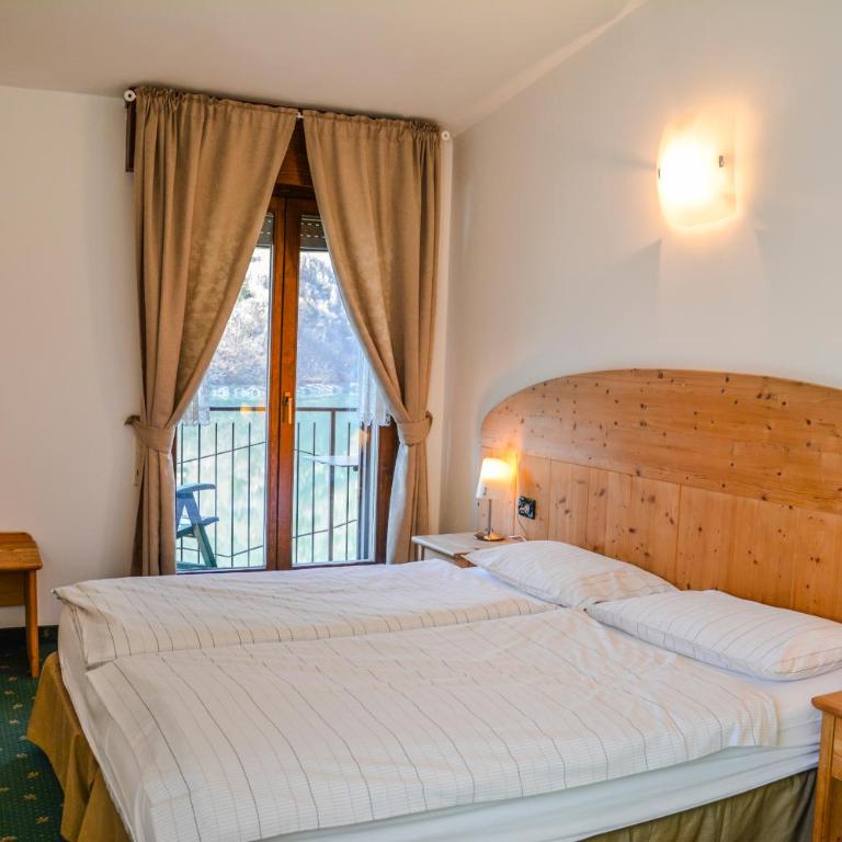 Albergo Mezzolago - Camera Matrimoniale/Doppia con Letti Singoli con Vista Lago. - 5