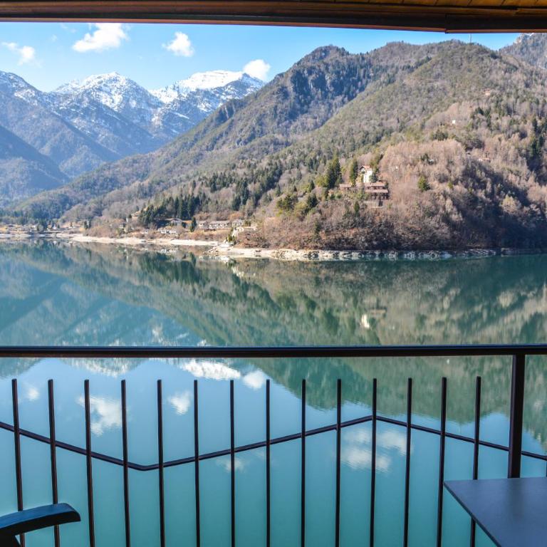 Albergo Mezzolago - Camera Matrimoniale/Doppia con Letti Singoli con Vista Lago. - 3