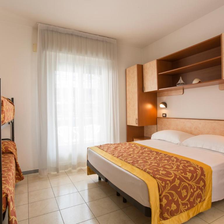 Hotel Cannes - in pieno centro - Classic Quadruple Room - 2