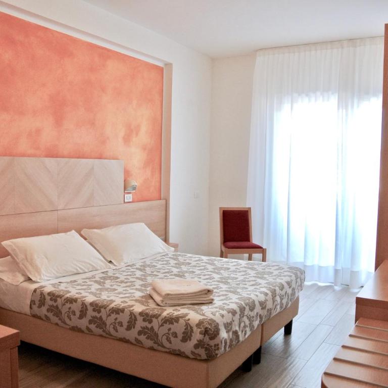 Hotel Bologna - Camera Comfort Matrimoniale/Doppia con Letti Singoli con Letto Supplementare - 3