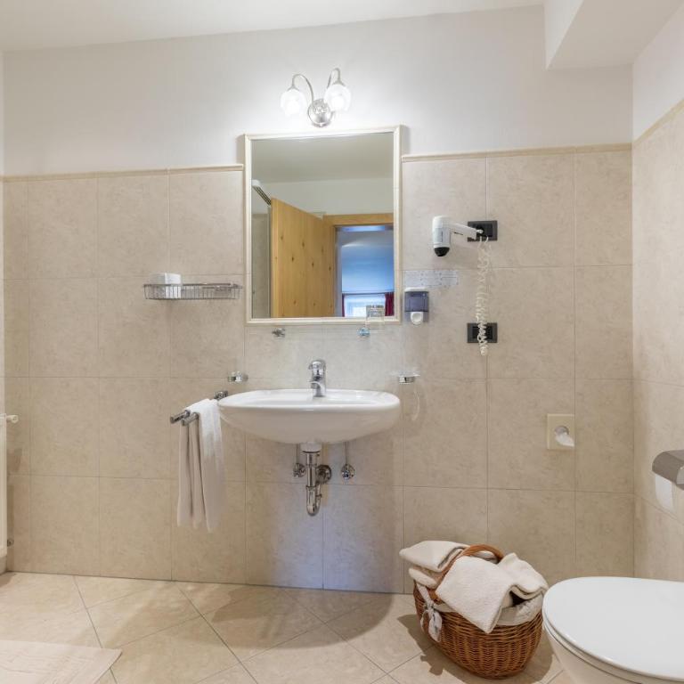 Gasthof Gasserhof - Doppelzimmer mit Balkon - 11