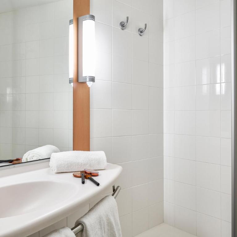 Ibis Barcelona Centro (Sagrada Familia) - Double Room with Extra Bed - 8