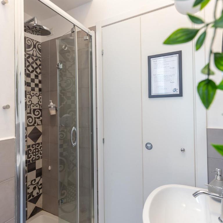A+ Bed and Breakfast - Double Room with Private External Bathroom - 3