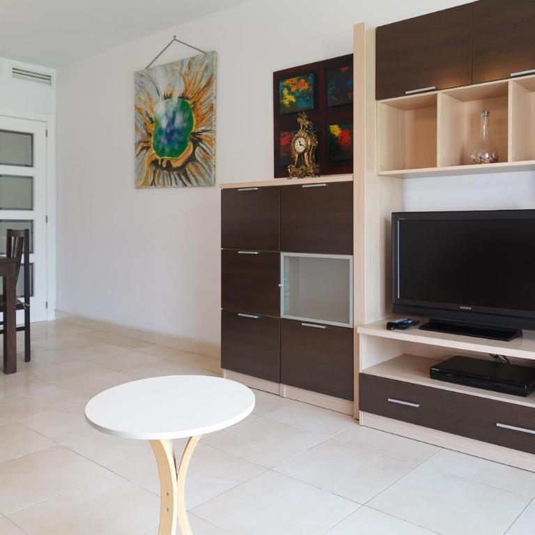 UHC Salou Villa Family Complex - Apartamento de 3 dormitorios con vistas al jardín - 4