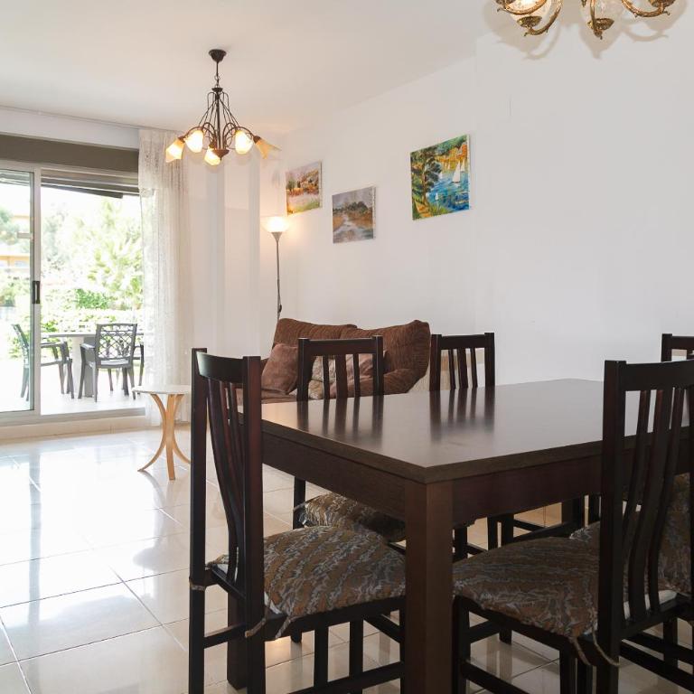 UHC Salou Villa Family Complex - Apartamento de 3 dormitorios con vistas al jardín - 3