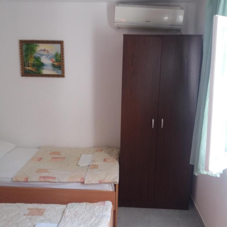 Apartments MM Budva - Twin Room with Private Bathroom - 4