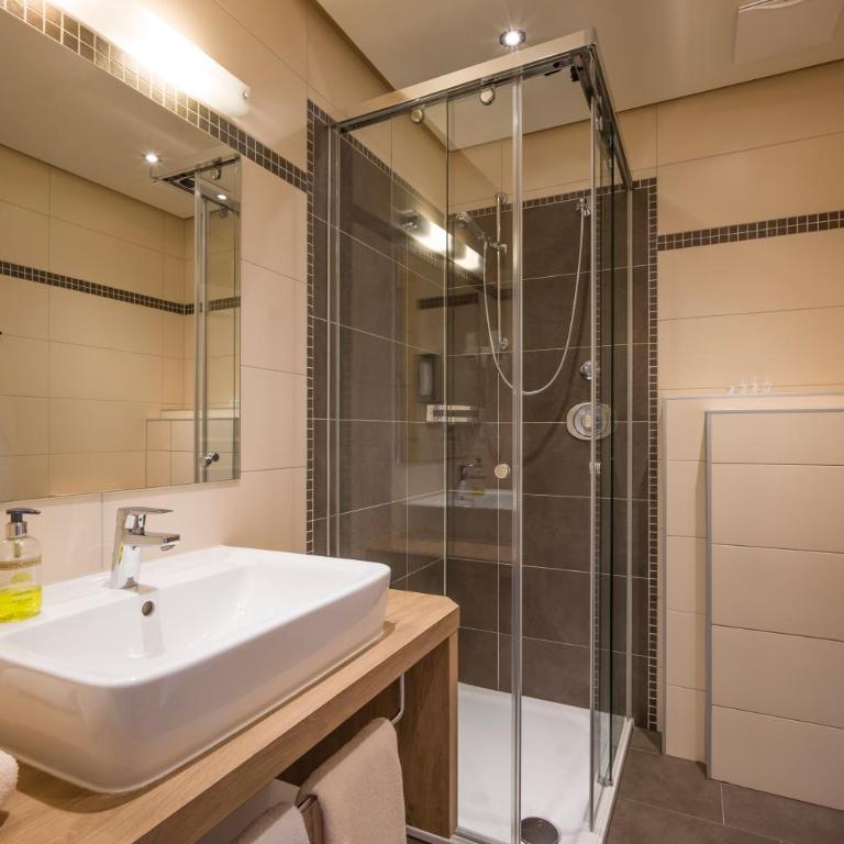 Hotel-Garni Klocker - Vierbettzimmer mit Dusche - 5