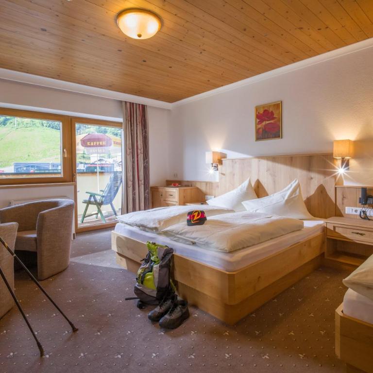 Hotel-Garni Klocker - Vierbettzimmer mit Dusche - 4