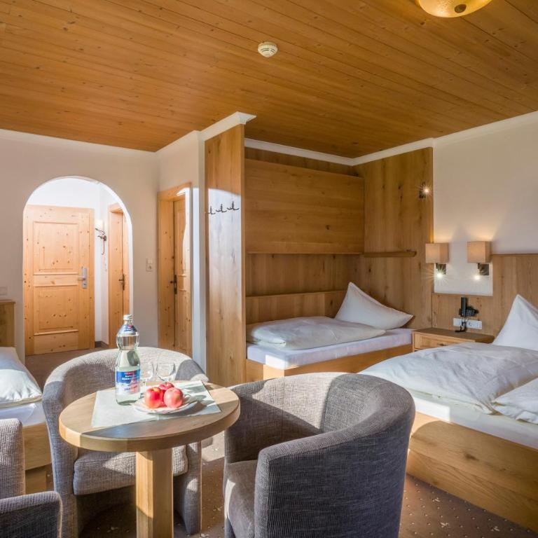Hotel-Garni Klocker - Dreibettzimmer mit Dusche - 6