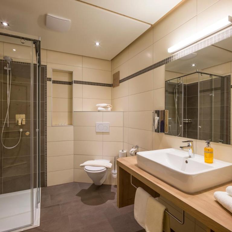 Hotel-Garni Klocker - Dreibettzimmer mit Dusche - 5