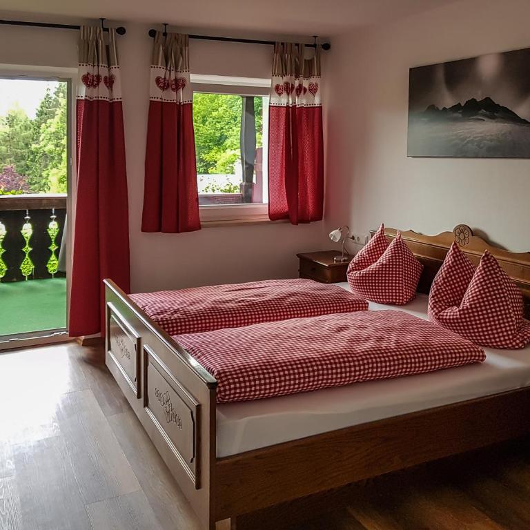 Gästehaus Bergwald - Familienzimmer mit Balkon - 2