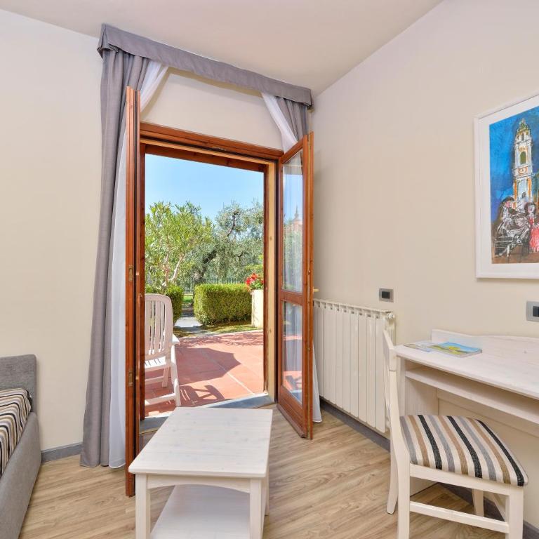 Hotel Liliana Diano Marina - Deluxe Dreibettzimmer mit Gartenblick - 2