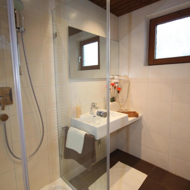 Dreimäderlhaus - Das vegetarische Boutique Hotel - Standard Doppelzimmer mit Balkon und Straßenblick - 9