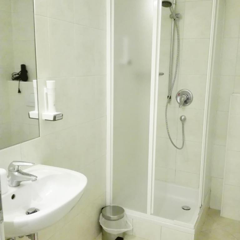 Manzoni Premium - Due Camere Matrimoniali Comunicanti con Bagno Privato - 6
