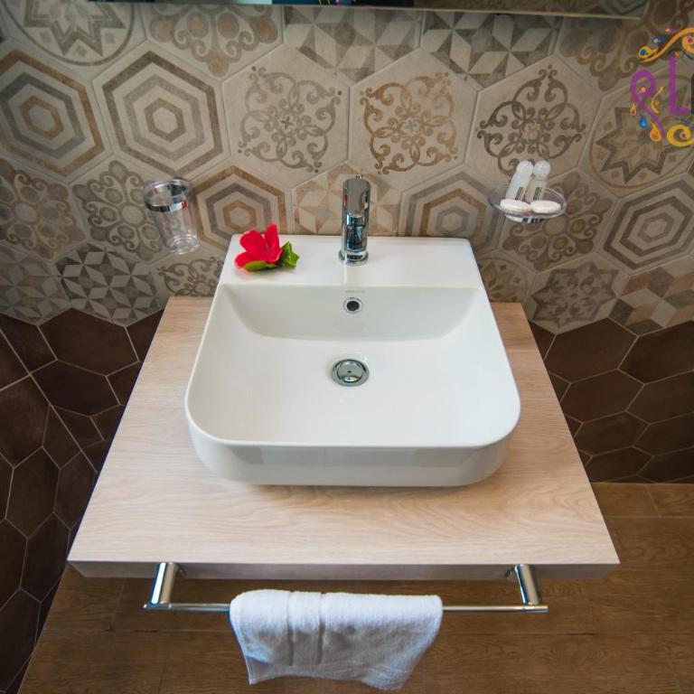La Gioia di Sicilia B&B - Camera Matrimoniale con Patio - 14