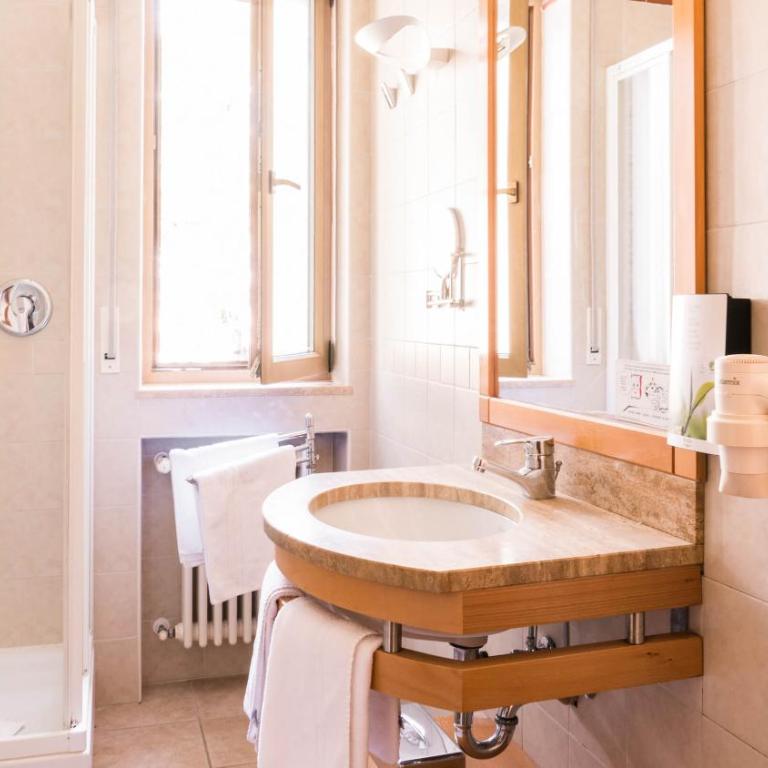 Flora Hotel & Suites - Chambre Double ou Lits Jumeaux - 9