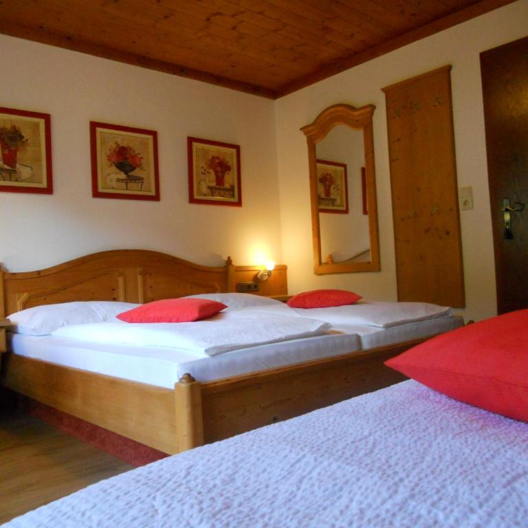 Pension Zeitlos - Doppelzimmer mit Zustellbett - 6