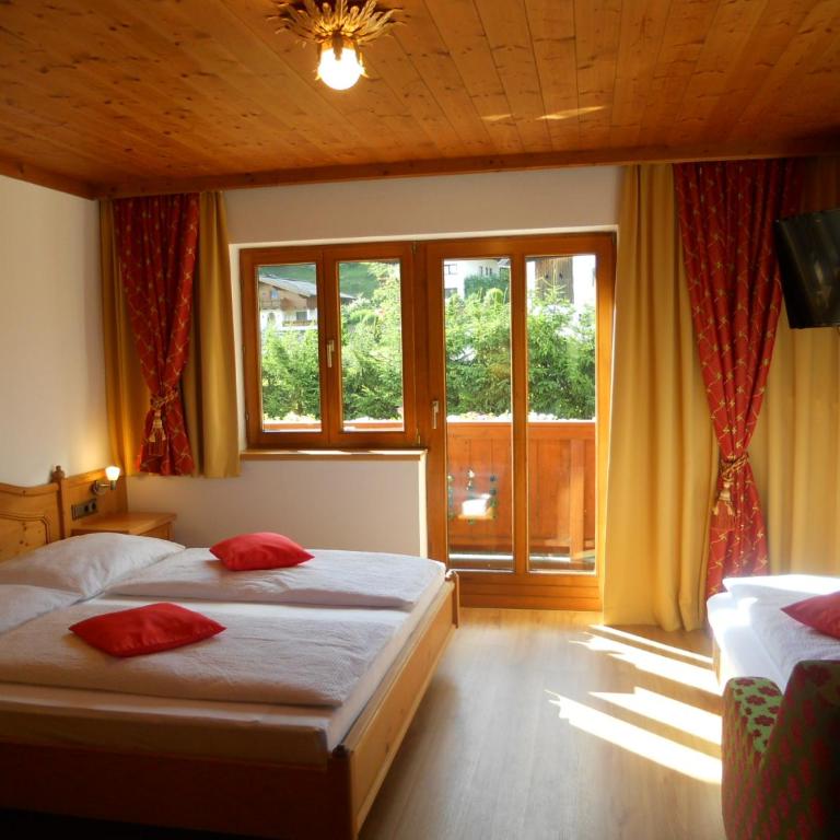 Pension Zeitlos - Doppelzimmer mit Zustellbett - 1