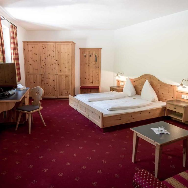 Hotel Vermoi - Budget Double Room North – Street Side - 4