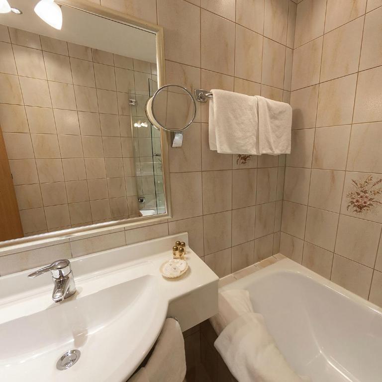 Alpenhotel Tirolerhof - Doppel- oder Zweibettzimmer - 3