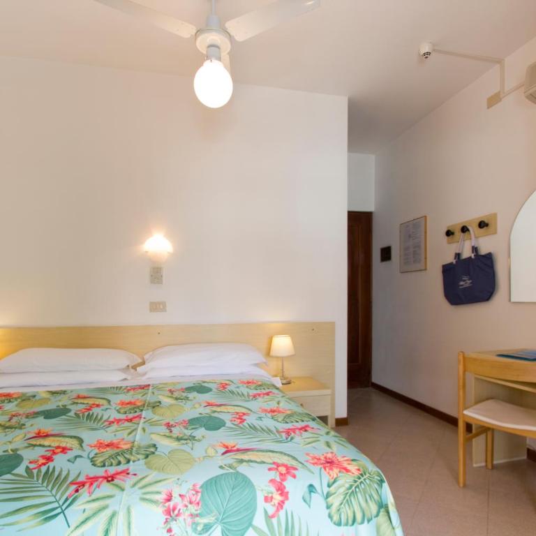 Hotel Desiree - Doppelzimmer mit Balkon - 13