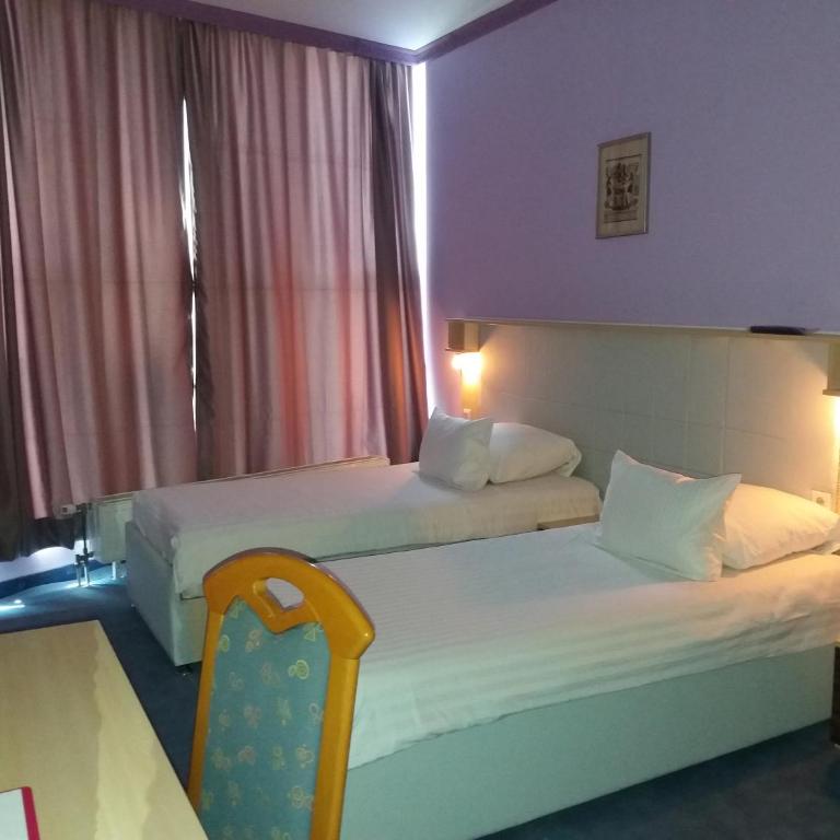 Hotel & Restaurant Great Wall - Airport - Standardna Dvokrevetna Soba sa Zasebnim Krevetima i Pogledom na Planine - 4