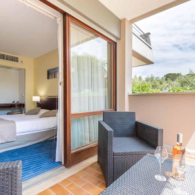 Hotel Brise de Mer - Piscine intérieure & extérieure - Chambre Familiale avec Terrasse - 9