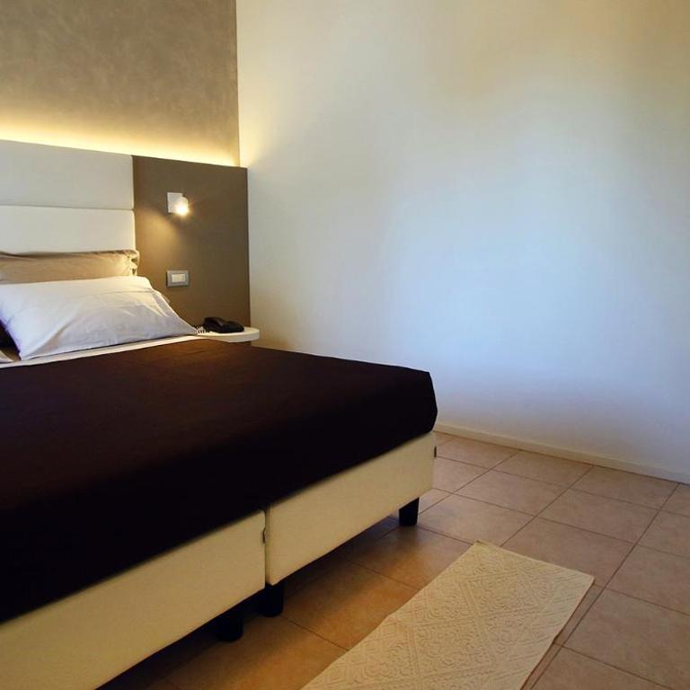 Hotel Monica - Queen Room with Balcony - 5