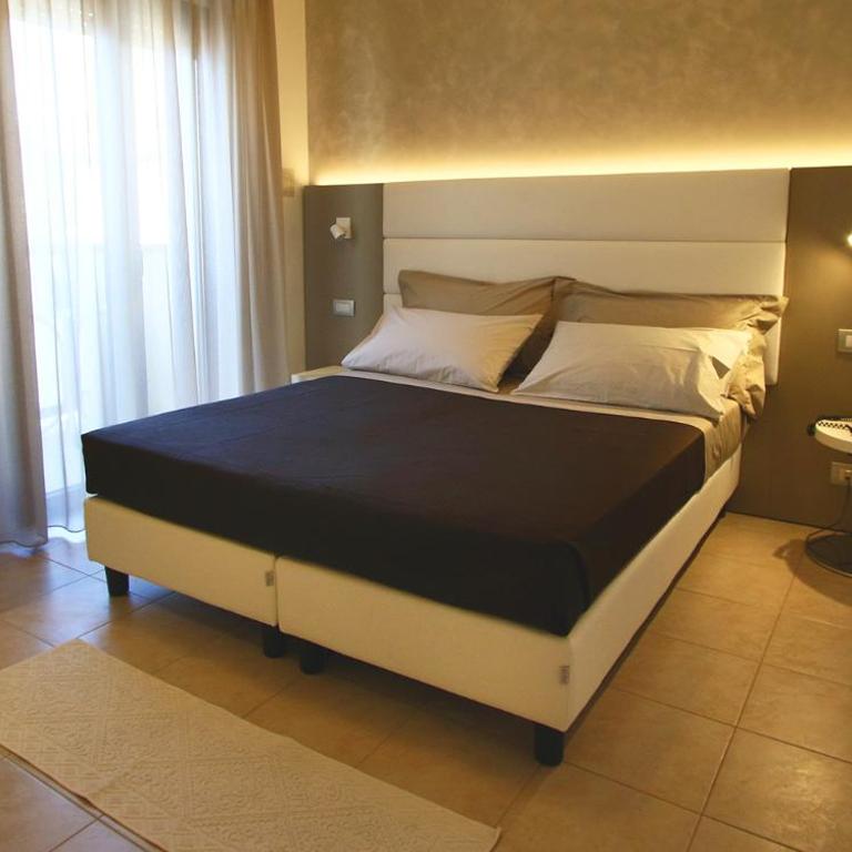 Hotel Monica - Queen Room with Balcony - 4