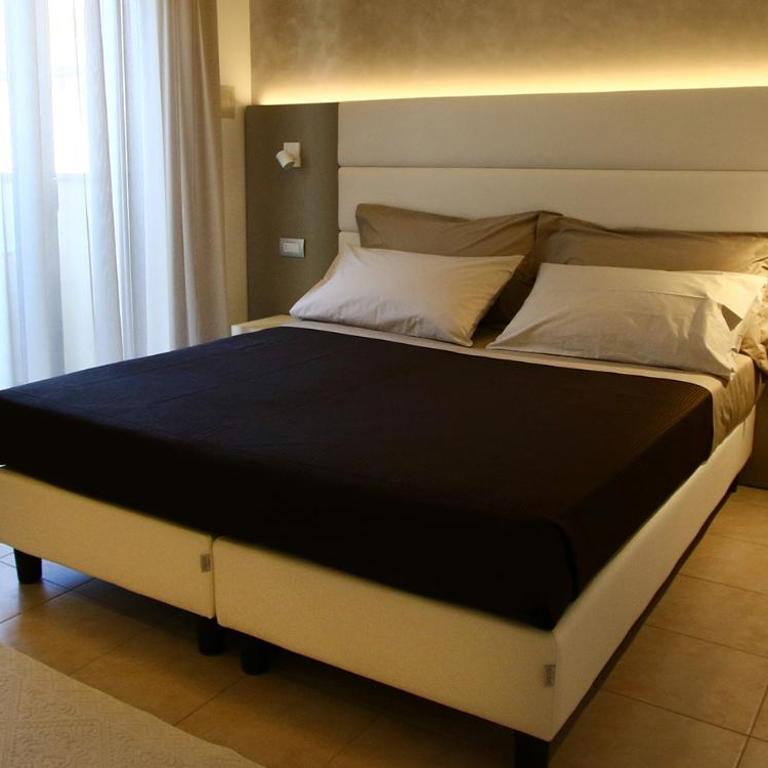 Hotel Monica - Queen Room with Balcony - 1