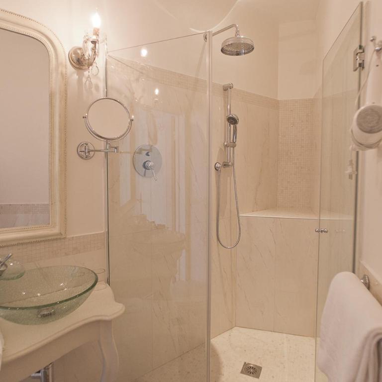 Piazza Venezia Le Camere - Deluxe Double or Twin Room with Square and Partial Sea View - 3
