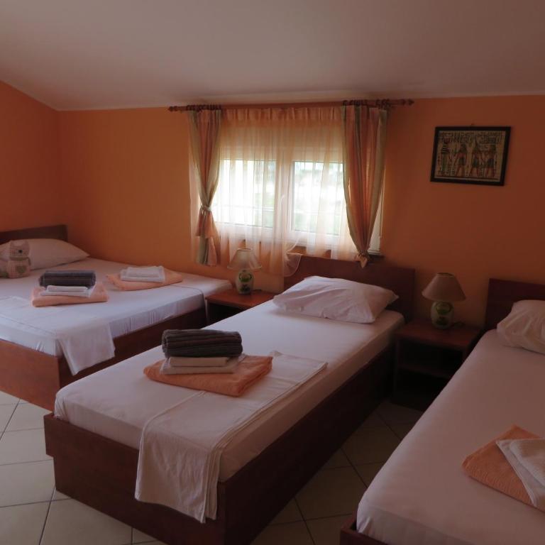 Guest House Villa Živanović - Family Room with Balcony - 8