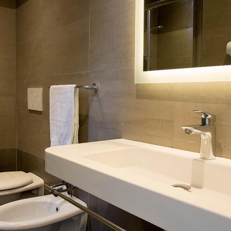 Hotel Monica - Deluxe Double or Twin Room with Balcony - 2
