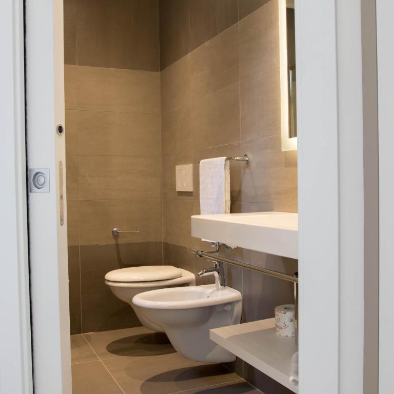 Hotel Monica - Deluxe Double or Twin Room with Balcony - 3