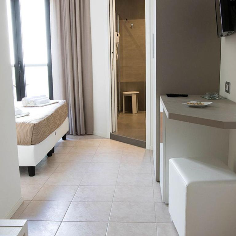 Hotel Monica - Deluxe Double or Twin Room with Balcony - 5