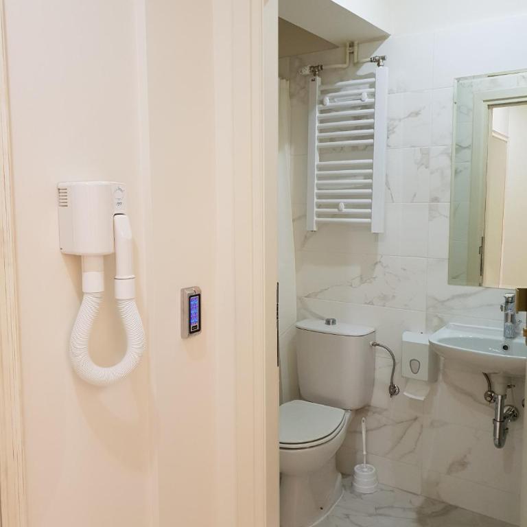 Booking BnB - Trokrevetna Soba sa Sopstvenim Kupatilom izvan Sobe - 4