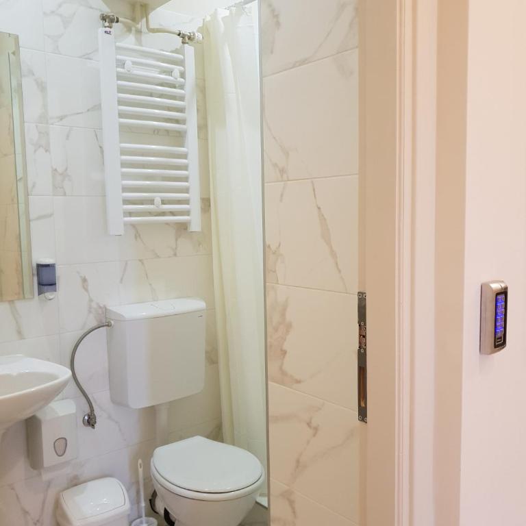 Booking BnB - Dvokrevetna Soba sa Bračnim Krevetom / 2 Zasebna Kreveta i Sopstvenim Spoljnim Kupatilom - 1