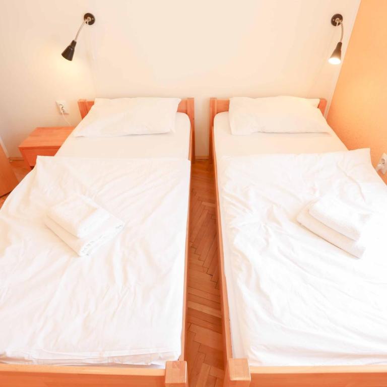 Pigeon Square Rooms - Dvokrevetna Soba sa Bračnim Krevetom/Zasebnim Krevetima, Zajedničkim Kupatilom i Pogledom na Grad - 5