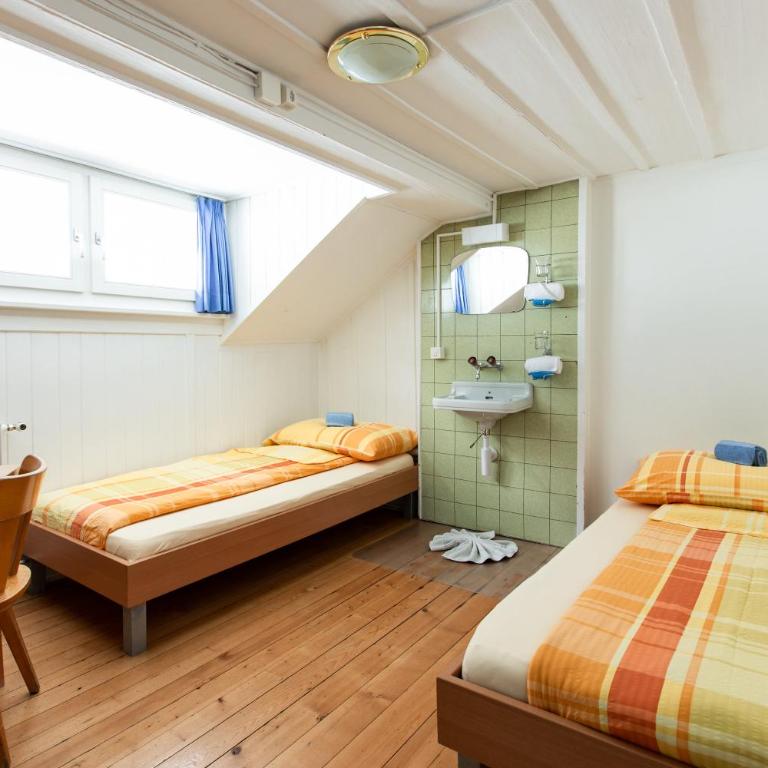 Happy Inn Lodge - Zweibettzimmer mit Gemeinschaftsbad - 1