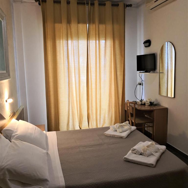 Hotel De Amicis - Camera Matrimoniale/Doppia con Letti Singoli con Balcone - 1