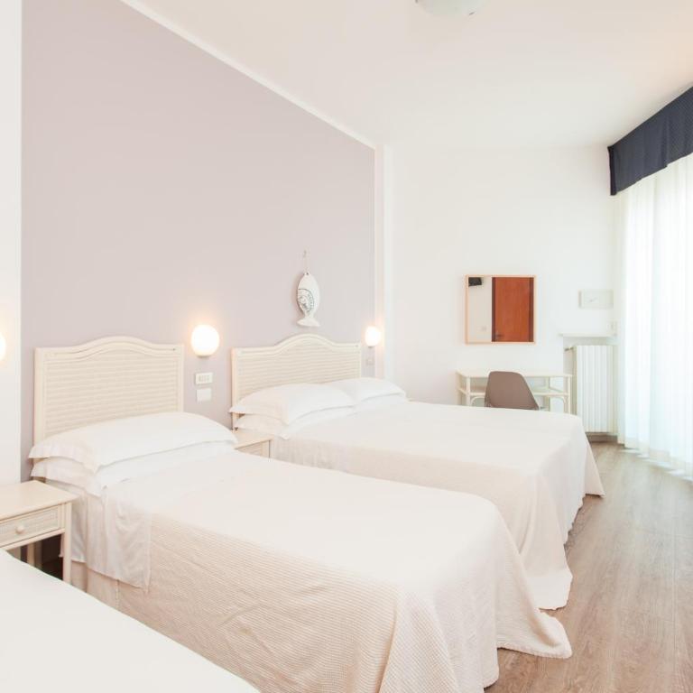 Hotel Roxy & Beach - Quadruple Room with Sea View - 3