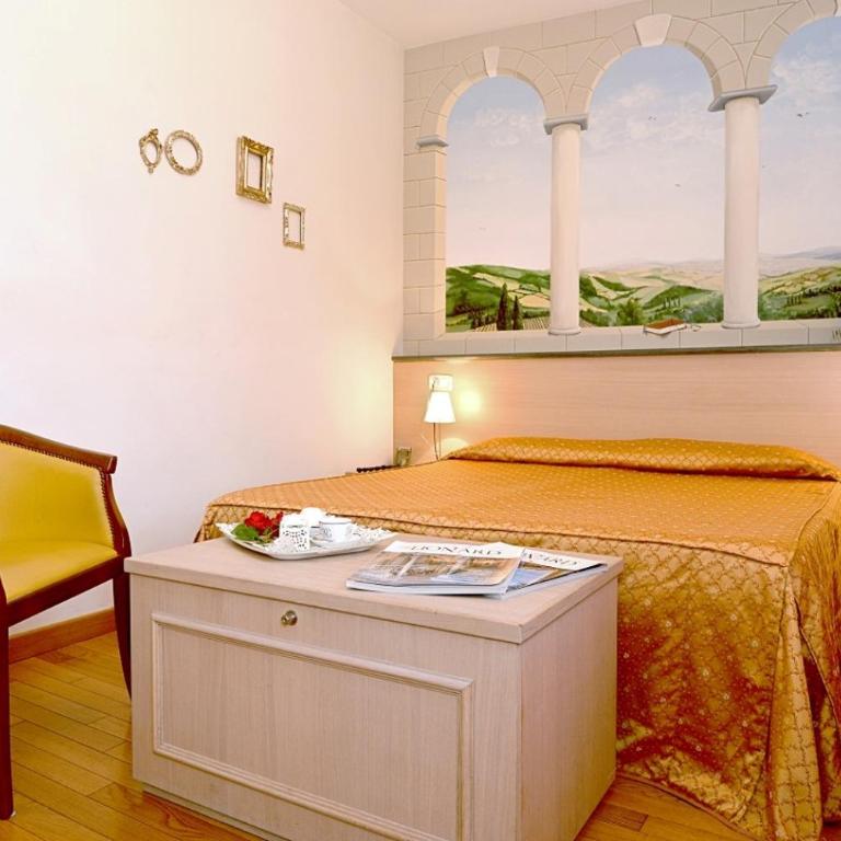 Hotel La Colonna - Camera Matrimoniale con Vista Strada - 4
