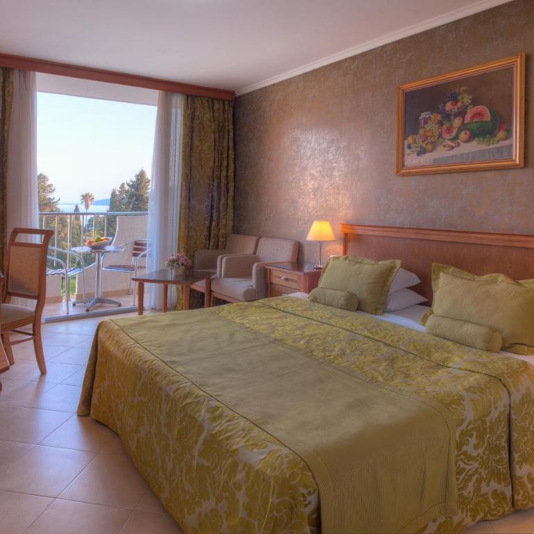 Mediteran Hotel & Resort - Dvokrevetna Soba s Bračnim Krevetom/2 Zasebna Kreveta sa Bočnim Pogledom na More - 8