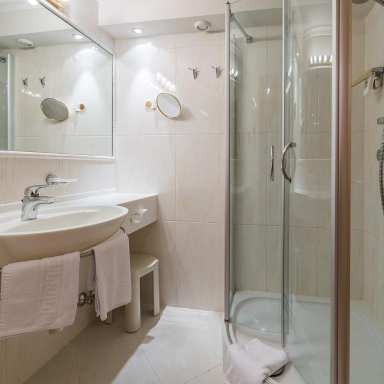 Wohlfühlhotel Schiestl - Doppelzimmer mit Balkon - 4