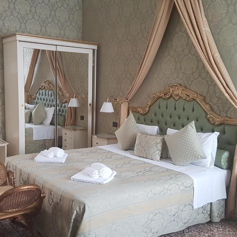 Friendly Venice Suites - Suite Deluxe Carlo Goldoni con Vista Campo Santo Stefano - 14