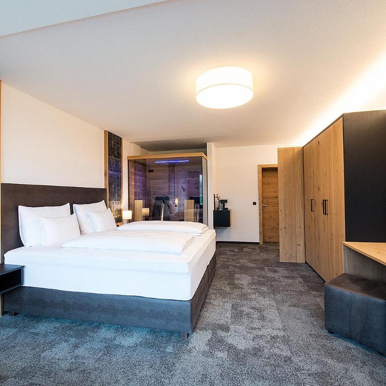 Arthur's Hotel und Apartments am Achensee - Doppelzimmer mit Infrarotkabine und Balkon - 8