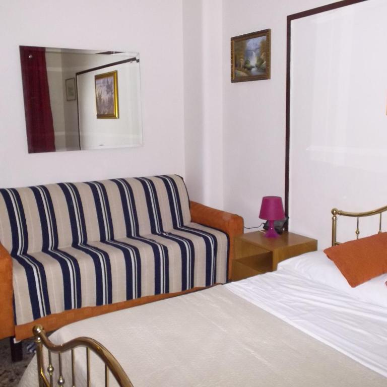 Victoria - Double Room with Private Bathroom - 1